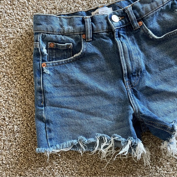 Zara Denim Shorts Women’s 0 Blue Medium Wash Distressed Cut off Raw Frayed Hem - Picture 3 of 14